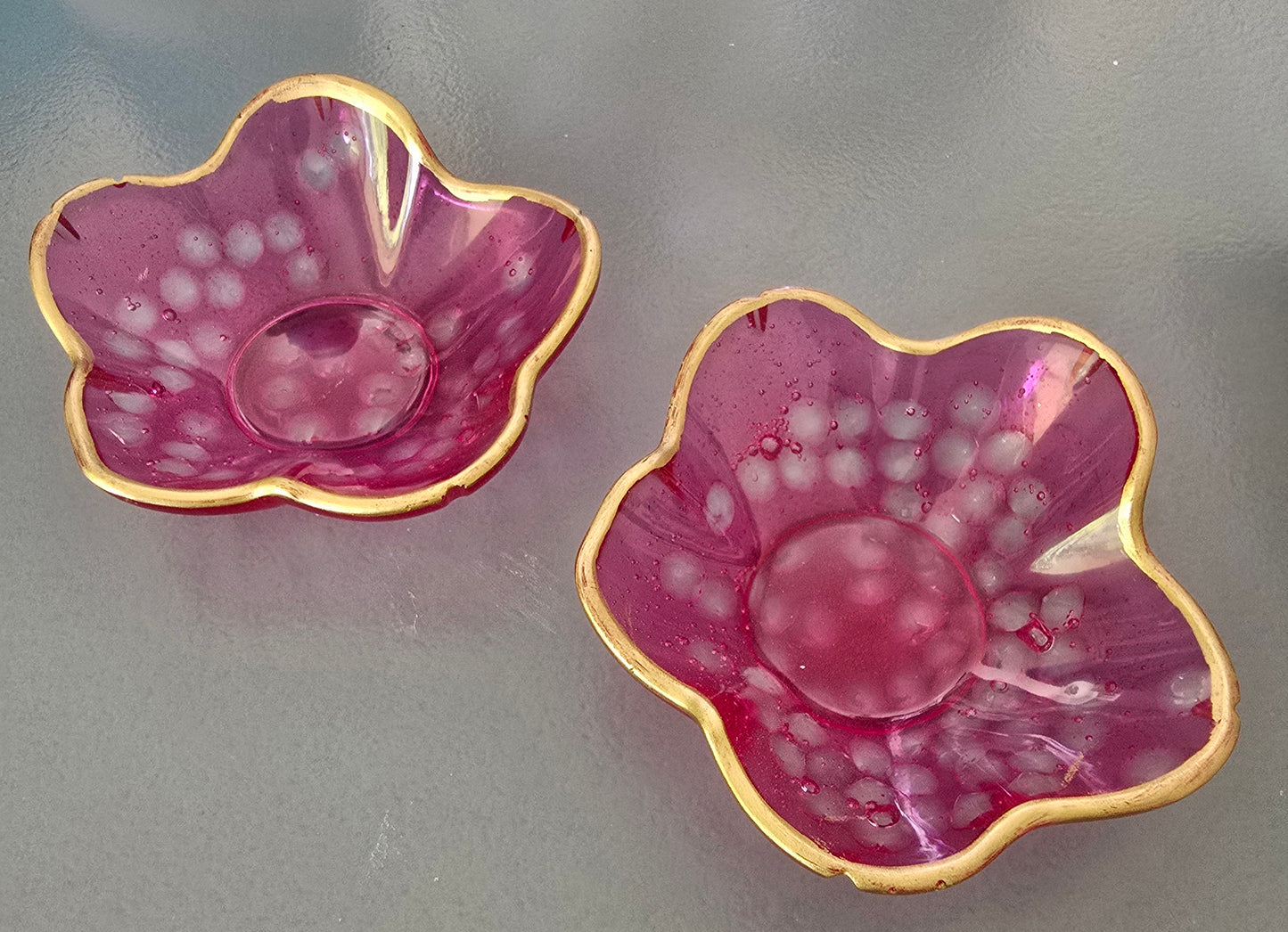 Bowl petal burgundy with gold rim