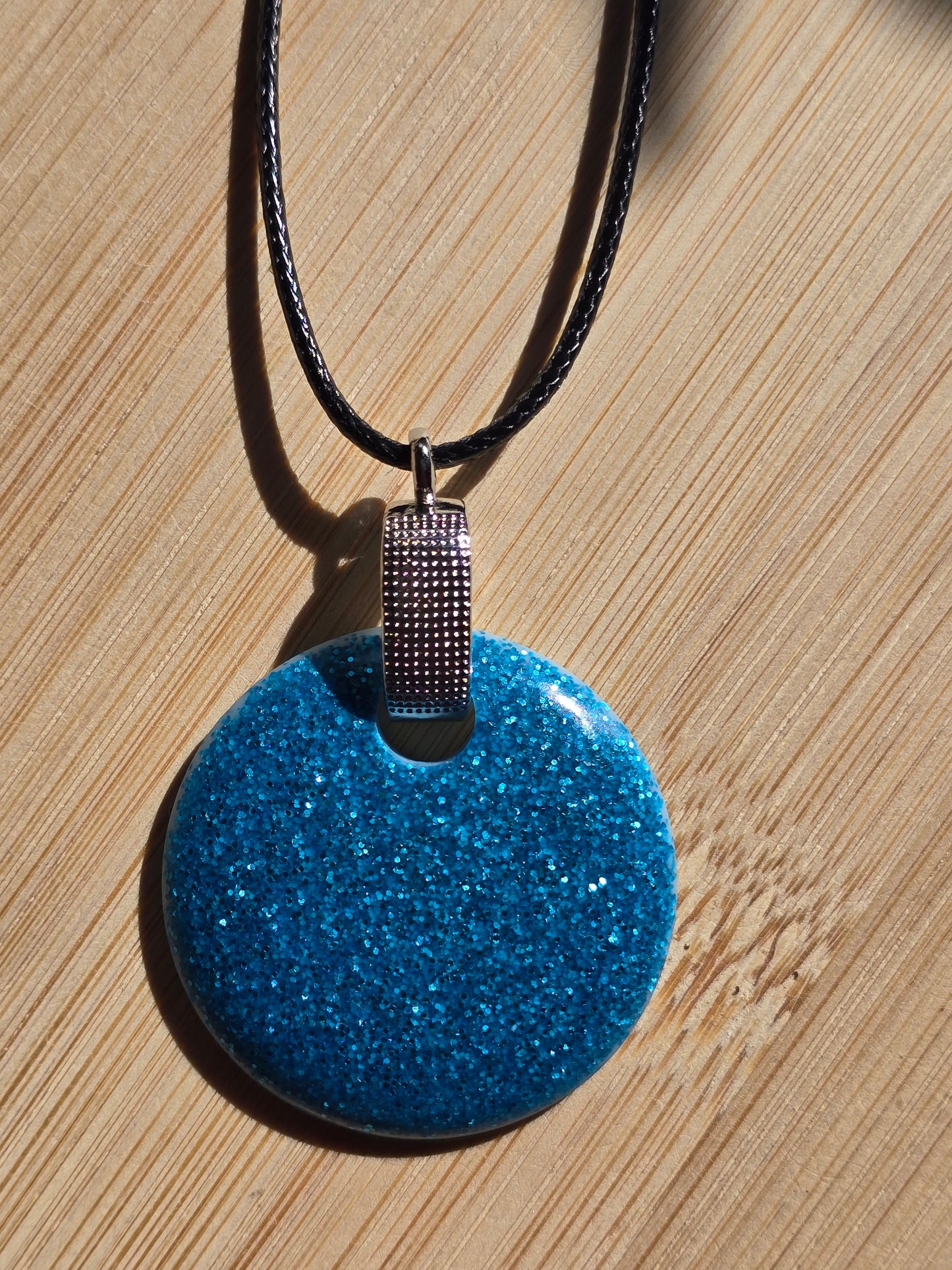 Pendant round turquoise glitter