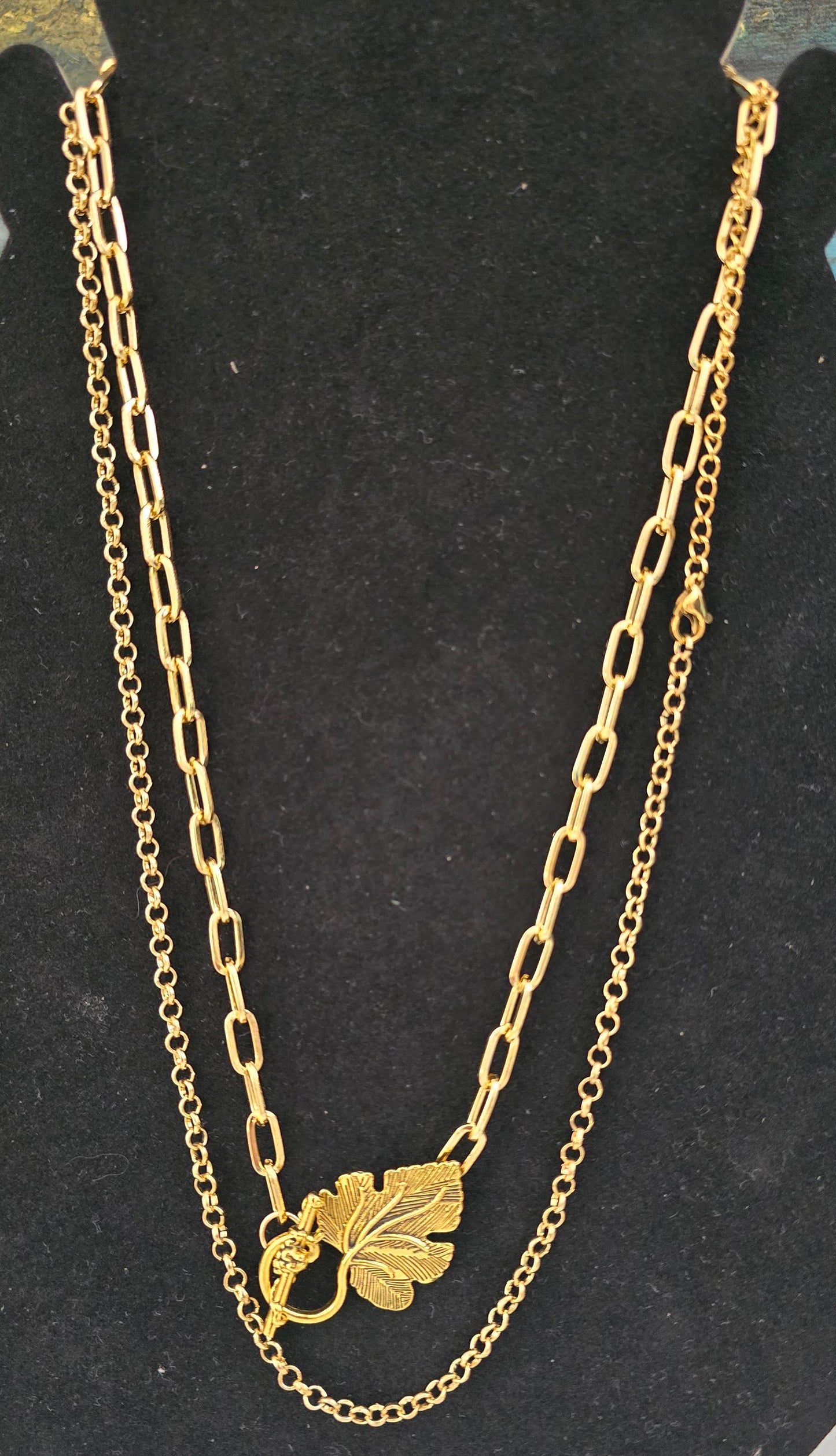 Pendant gold chain with leaf