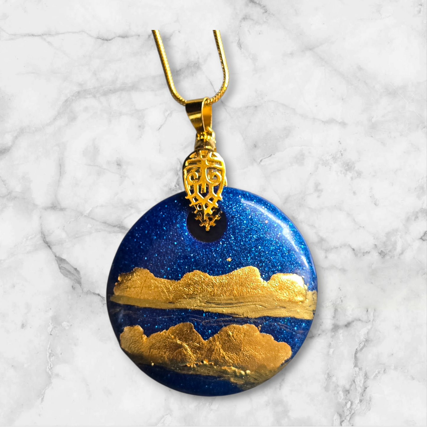 Pendant gold and blue round