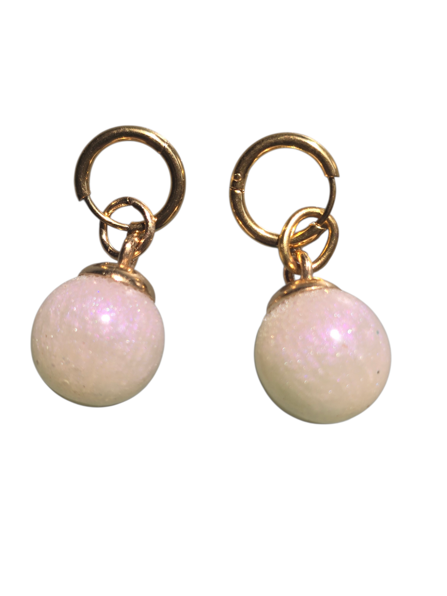 Earrings huggie style gold with balls and a lilac pink hue