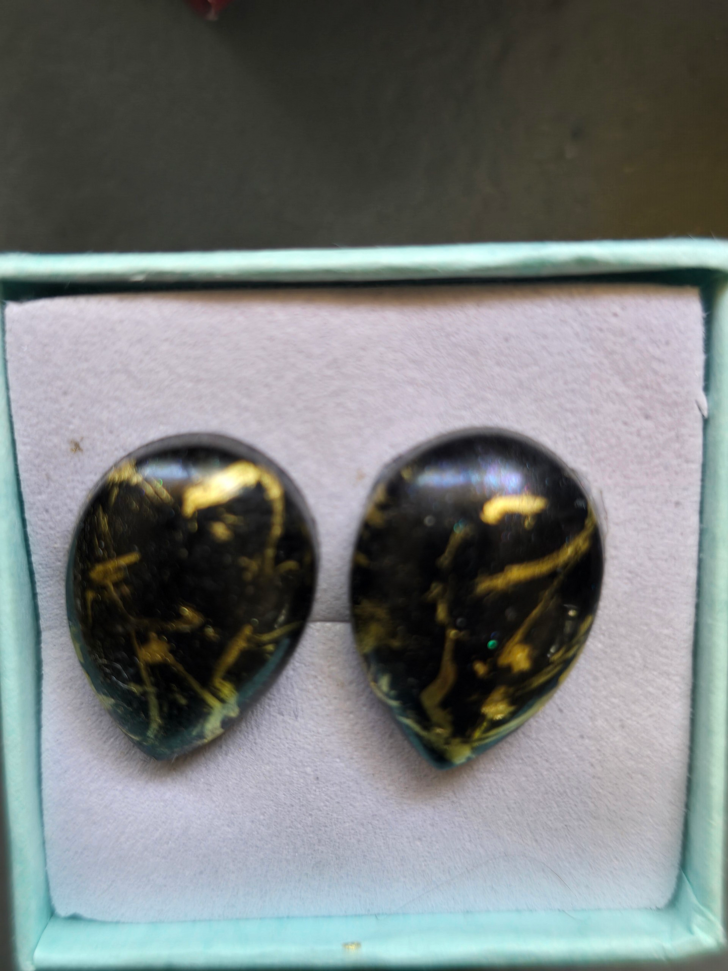 Earrings studs black with gold teardrop