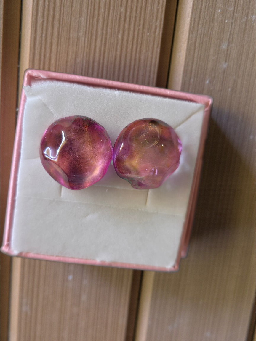 Earrings studs pink with gold hue