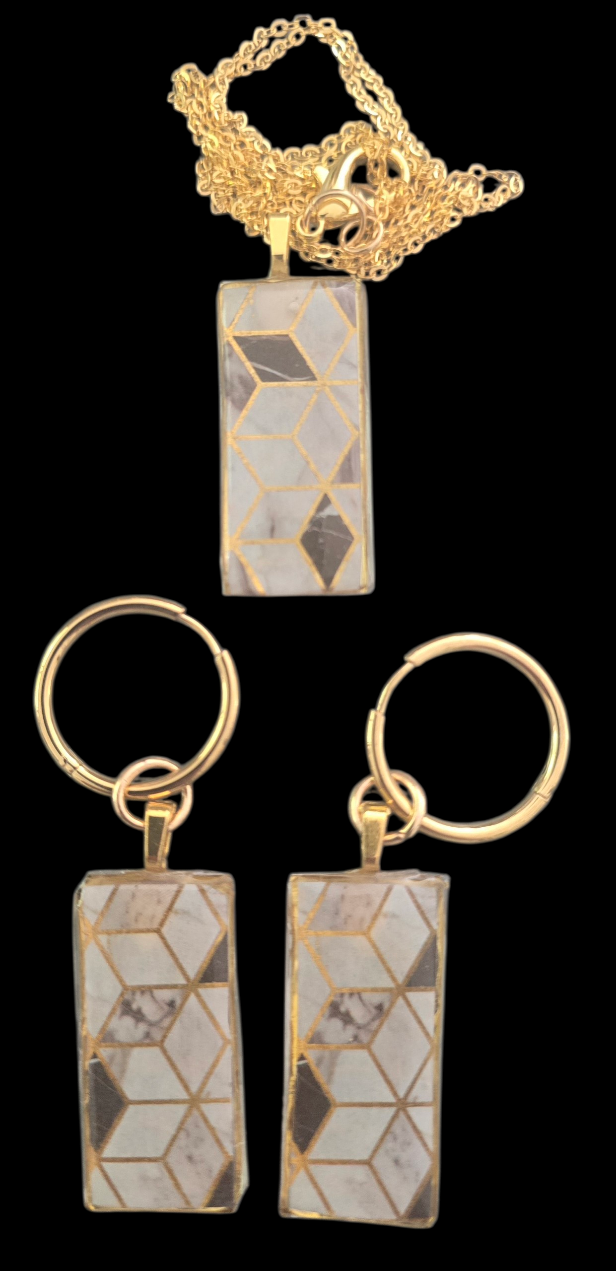 Earring and pendant set in black and gold
