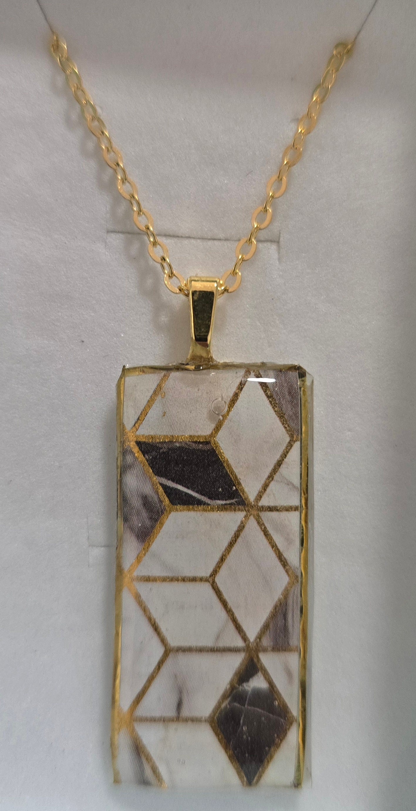 Earring and pendant set in black and gold