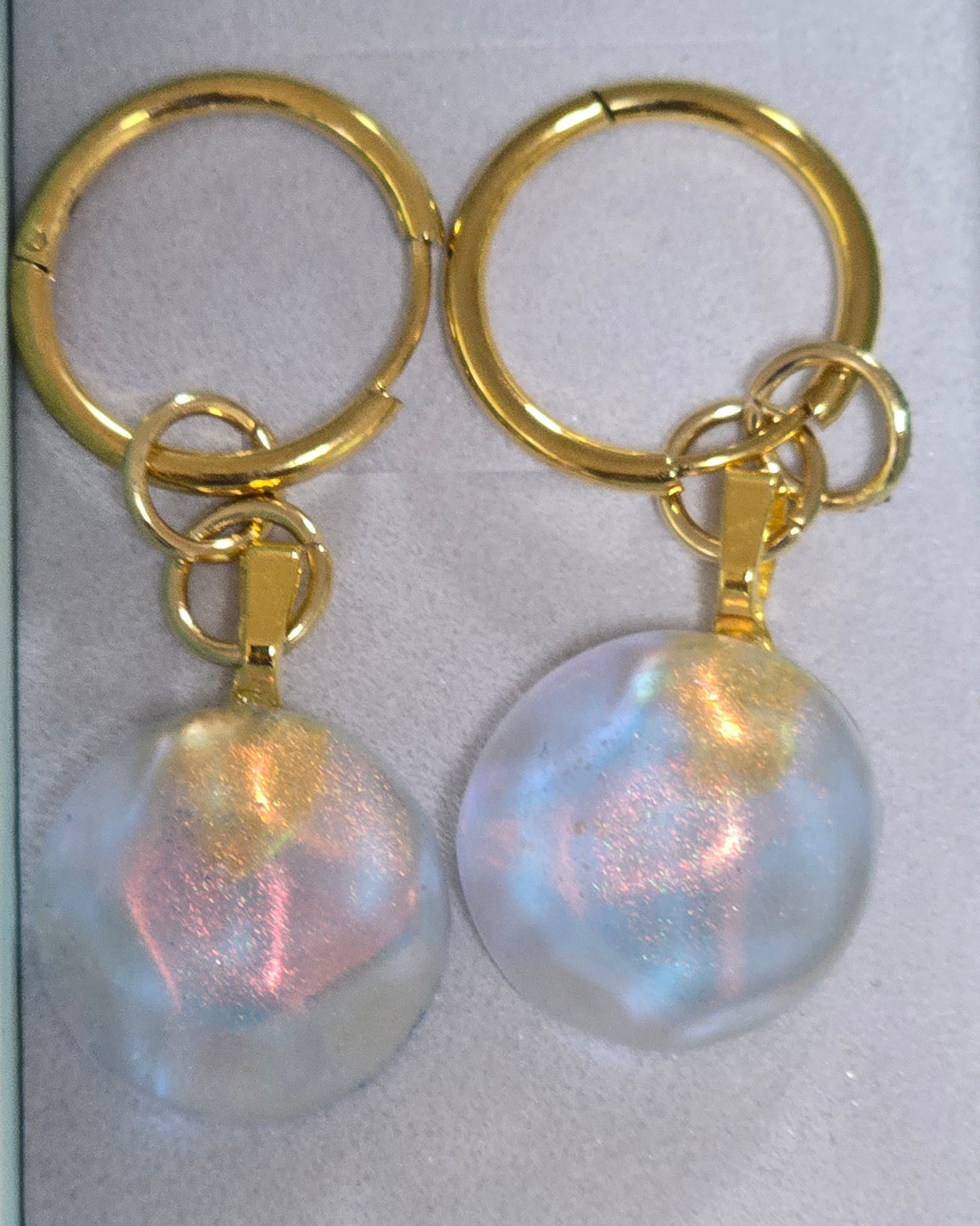 Earrings dangling round sparkling with gold